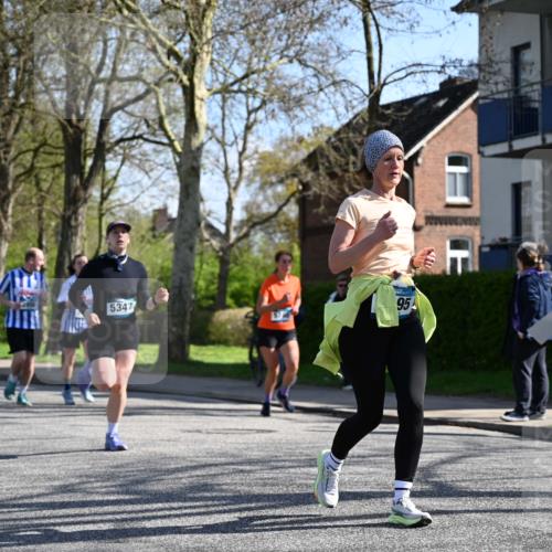 12.04.2026 - 45. Internationalen Wilhelmsburger Insellauf J. Mangold http://msf.ph/oto/9463758 12.04.2026 10:53:56 Ziel 4338, 5406, 2368, 5347, 3399, 2606, 3918, 5740, 2958, 2957, 2895, 3724, 3724, 2399, 3580, 3596, 4131, 2569, 4389, 4390, 2701 meine-sportfotos.de