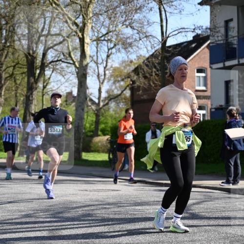 12.04.2026 - 45. Internationalen Wilhelmsburger Insellauf J. Mangold http://msf.ph/oto/9463759 12.04.2026 10:53:57 Ziel 4338, 5406, 2368, 5347, 3399, 2606, 3918, 5740, 2958, 2957, 2895, 3724, 2399, 3580, 3596, 4131, 2569, 4389, 4390, 2701 meine-sportfotos.de