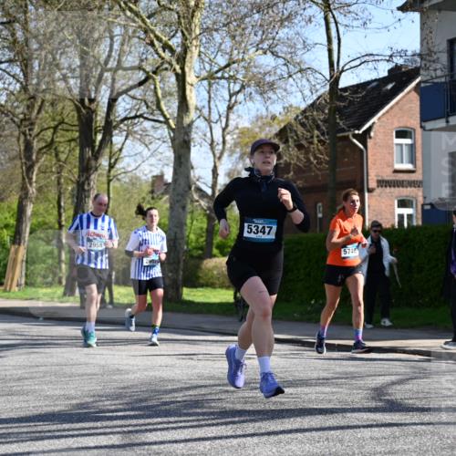 12.04.2026 - 45. Internationalen Wilhelmsburger Insellauf J. Mangold http://msf.ph/oto/9463766 12.04.2026 10:53:57 Ziel 4338, 5406, 2368, 5347, 3399, 2606, 3918, 5740, 2958, 2957, 2895, 3724, 2399, 3580, 3596, 4131, 2569, 4389, 4390, 2701 meine-sportfotos.de