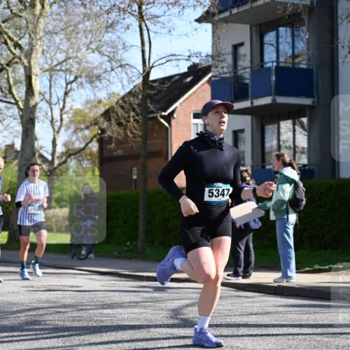 12.04.2026 - 45. Internationalen Wilhelmsburger Insellauf J. Mangold http://msf.ph/oto/9463774 12.04.2026 10:53:58 Ziel 5406, 2368, 5347, 3399, 2606, 3918, 5740, 2958, 2957, 2895, 3724, 2399, 3580, 3596, 4131, 2569, 4389, 4390, 2701 meine-sportfotos.de