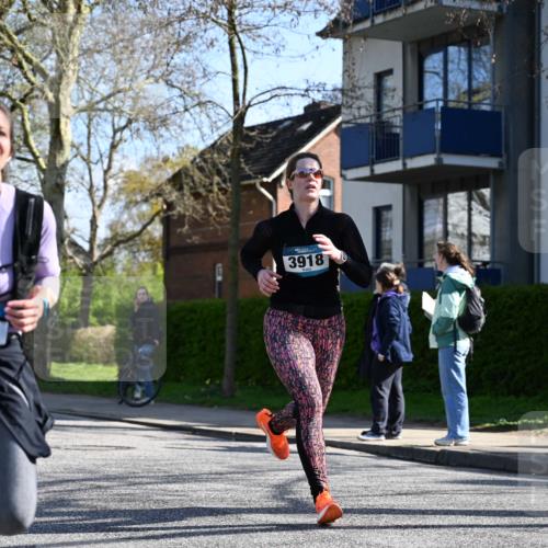12.04.2026 - 45. Internationalen Wilhelmsburger Insellauf J. Mangold http://msf.ph/oto/9463810 12.04.2026 10:54:02 Ziel 2368, 5347, 3399, 2606, 3918, 5740, 2958, 2957, 2895, 3724, 2399, 3580, 3596, 4131, 2569, 4389, 2569, 4389, 4390, 2701, 4687 meine-sportfotos.de