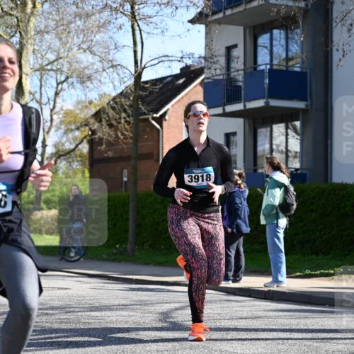 12.04.2026 - 45. Internationalen Wilhelmsburger Insellauf J. Mangold http://msf.ph/oto/9463812 12.04.2026 10:54:02 Ziel 2368, 5347, 3399, 2606, 3918, 5740, 2958, 2957, 2895, 3724, 2399, 3580, 3596, 4131, 2569, 4389, 2569, 4389, 4390, 2701, 4687 meine-sportfotos.de