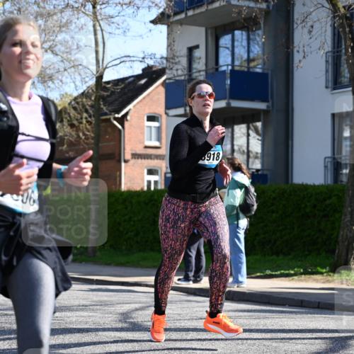 12.04.2026 - 45. Internationalen Wilhelmsburger Insellauf J. Mangold http://msf.ph/oto/9463814 12.04.2026 10:54:02 Ziel 2368, 5347, 3399, 2606, 3918, 5740, 2958, 2957, 2895, 3724, 2399, 3580, 3596, 4131, 2569, 4389, 2569, 4389, 4390, 2701, 4687 meine-sportfotos.de