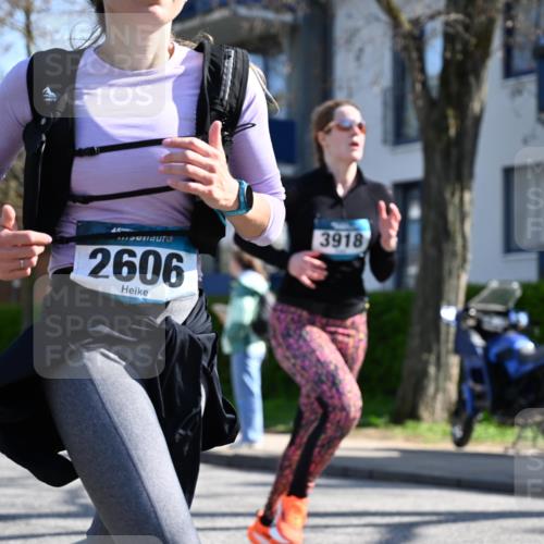 12.04.2026 - 45. Internationalen Wilhelmsburger Insellauf J. Mangold http://msf.ph/oto/9463820 12.04.2026 10:54:02 Ziel 2368, 5347, 3399, 2606, 3918, 5740, 2958, 2957, 2895, 3724, 2399, 3580, 3596, 4131, 2569, 4389, 2569, 4389, 4390, 2701, 4687 meine-sportfotos.de