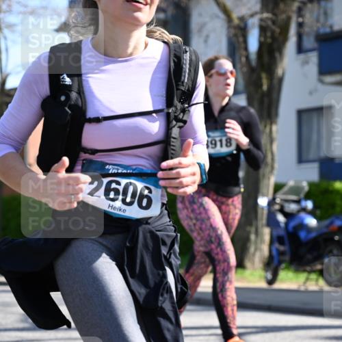 12.04.2026 - 45. Internationalen Wilhelmsburger Insellauf J. Mangold http://msf.ph/oto/9463821 12.04.2026 10:54:02 Ziel 2368, 5347, 3399, 2606, 3918, 5740, 2958, 2957, 2895, 3724, 2399, 3580, 3596, 4131, 2569, 4389, 2569, 4389, 4390, 2701, 4687 meine-sportfotos.de