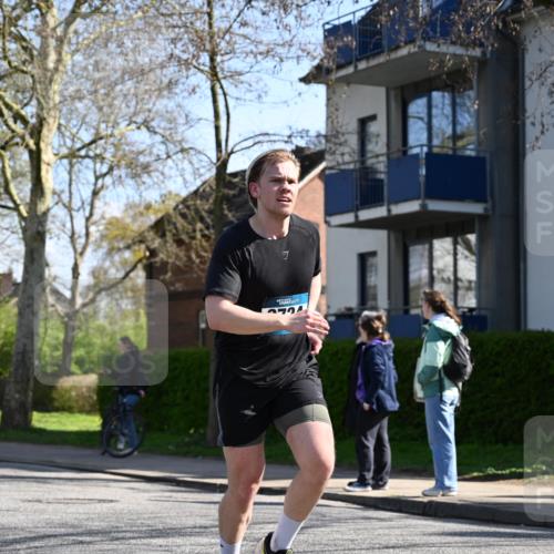 12.04.2026 - 45. Internationalen Wilhelmsburger Insellauf J. Mangold http://msf.ph/oto/9463827 12.04.2026 10:54:09 Ziel 2606, 3918, 5740, 2958, 2957, 2895, 3724, 2399, 3580, 3596, 4131, 2569, 4389, 4390, 2701, 4687, 3818, 4711 meine-sportfotos.de