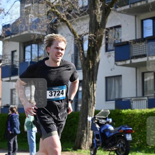 12.04.2026 - 45. Internationalen Wilhelmsburger Insellauf J. Mangold http://msf.ph/oto/9463836 12.04.2026 10:54:10 Ziel 2606, 3918, 5740, 2958, 2957, 2895, 3724, 2399, 3580, 3596, 4131, 2569, 4389, 4390, 2701, 4687, 3818, 4711 meine-sportfotos.de