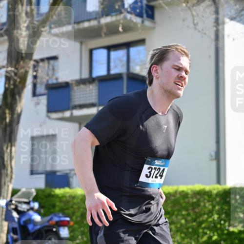 12.04.2026 - 45. Internationalen Wilhelmsburger Insellauf J. Mangold http://msf.ph/oto/9463844 12.04.2026 10:54:10 Ziel 2606, 3918, 5740, 2958, 2957, 2895, 3724, 2399, 3580, 3596, 4131, 2569, 4389, 4390, 2701, 4687, 3818, 4711 meine-sportfotos.de