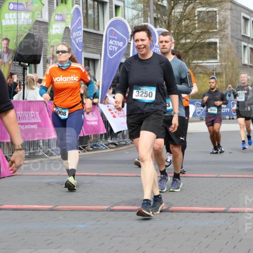 12.04.2026 - 45. Internationalen Wilhelmsburger Insellauf Strokosch-Dieckow http://msf.ph/oto/9463884 12.04.2026 13:16:15 Ziel 3250, 5008, 2853, 3280, 3244, 5292, 4861, 2032, 4731, 2884, 3850, 4053 meine-sportfotos.de