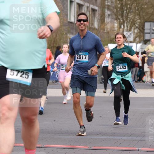 12.04.2026 - 45. Internationalen Wilhelmsburger Insellauf Strokosch-Dieckow http://msf.ph/oto/9463953 12.04.2026 13:15:58 Ziel 3232, 2774, 5725, 3770, 2617, 5453 meine-sportfotos.de