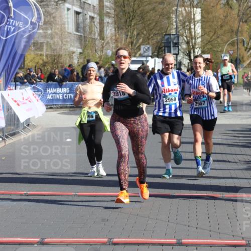 12.04.2026 - 45. Internationalen Wilhelmsburger Insellauf Strokosch-Dieckow http://msf.ph/oto/9463954 12.04.2026 10:54:29 Ziel 2606, 3918, 5740, 2958, 2957, 2895 meine-sportfotos.de