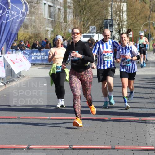 12.04.2026 - 45. Internationalen Wilhelmsburger Insellauf Strokosch-Dieckow http://msf.ph/oto/9463956 12.04.2026 10:54:29 Ziel 2606, 3918, 5740, 2958, 2957, 2895 meine-sportfotos.de