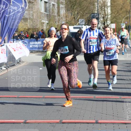 12.04.2026 - 45. Internationalen Wilhelmsburger Insellauf Strokosch-Dieckow http://msf.ph/oto/9463962 12.04.2026 10:54:29 Ziel 2606, 3918, 5740, 2958, 2957, 2895 meine-sportfotos.de