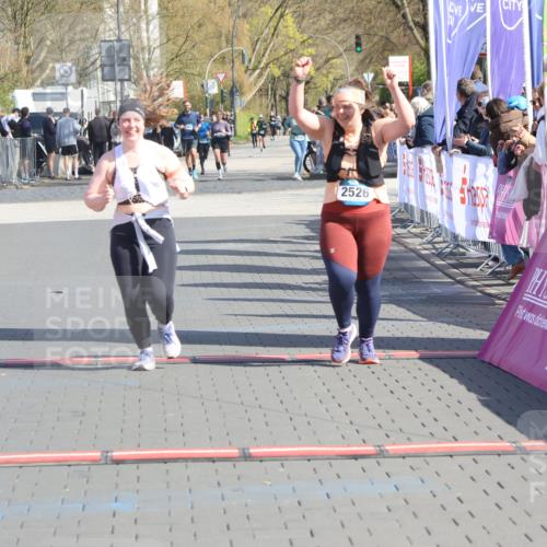 12.04.2026 - 45. Internationalen Wilhelmsburger Insellauf Strokosch-Dieckow http://msf.ph/oto/9463972 12.04.2026 11:14:05 Ziel 2527, 2526 meine-sportfotos.de
