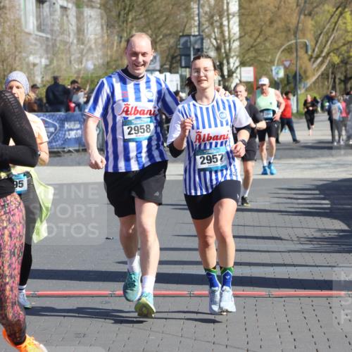 12.04.2026 - 45. Internationalen Wilhelmsburger Insellauf Strokosch-Dieckow http://msf.ph/oto/9463973 12.04.2026 10:54:31 Ziel 3918, 5740, 2958, 2957, 2895 meine-sportfotos.de