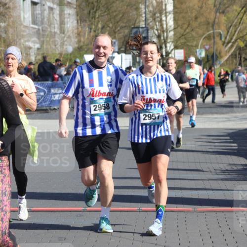 12.04.2026 - 45. Internationalen Wilhelmsburger Insellauf Strokosch-Dieckow http://msf.ph/oto/9463978 12.04.2026 10:54:31 Ziel 3918, 5740, 2958, 2957, 2895 meine-sportfotos.de