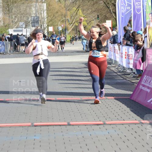 12.04.2026 - 45. Internationalen Wilhelmsburger Insellauf Strokosch-Dieckow http://msf.ph/oto/9463979 12.04.2026 11:14:05 Ziel 2527, 2526 meine-sportfotos.de