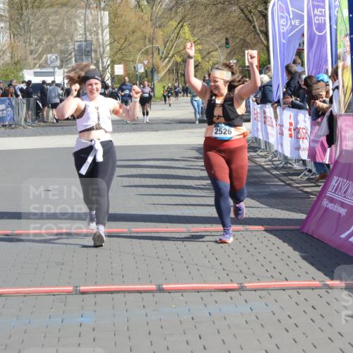 12.04.2026 - 45. Internationalen Wilhelmsburger Insellauf Strokosch-Dieckow http://msf.ph/oto/9463980 12.04.2026 11:14:05 Ziel 2527, 2526 meine-sportfotos.de