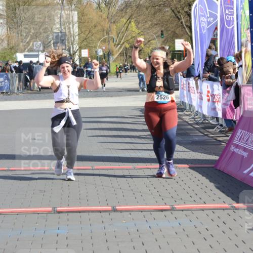 12.04.2026 - 45. Internationalen Wilhelmsburger Insellauf Strokosch-Dieckow http://msf.ph/oto/9463986 12.04.2026 11:14:05 Ziel 2527, 2526 meine-sportfotos.de