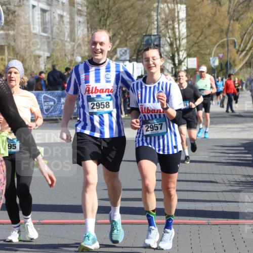 12.04.2026 - 45. Internationalen Wilhelmsburger Insellauf Strokosch-Dieckow http://msf.ph/oto/9463987 12.04.2026 10:54:31 Ziel 3918, 5740, 2958, 2957, 2895 meine-sportfotos.de