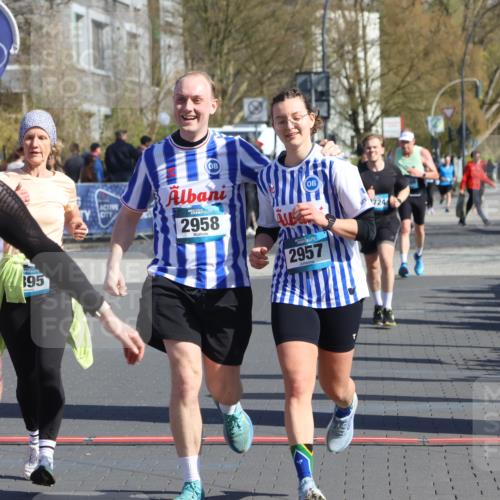 12.04.2026 - 45. Internationalen Wilhelmsburger Insellauf Strokosch-Dieckow http://msf.ph/oto/9463991 12.04.2026 10:54:31 Ziel 3918, 5740, 2958, 2957, 2895 meine-sportfotos.de