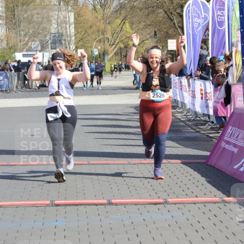 12.04.2026 - 45. Internationalen Wilhelmsburger Insellauf Strokosch-Dieckow http://msf.ph/oto/9463996 12.04.2026 11:14:06 Ziel 2527, 2526 meine-sportfotos.de
