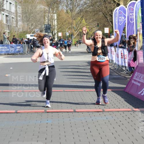 12.04.2026 - 45. Internationalen Wilhelmsburger Insellauf Strokosch-Dieckow http://msf.ph/oto/9463998 12.04.2026 11:14:06 Ziel 2527, 2526 meine-sportfotos.de