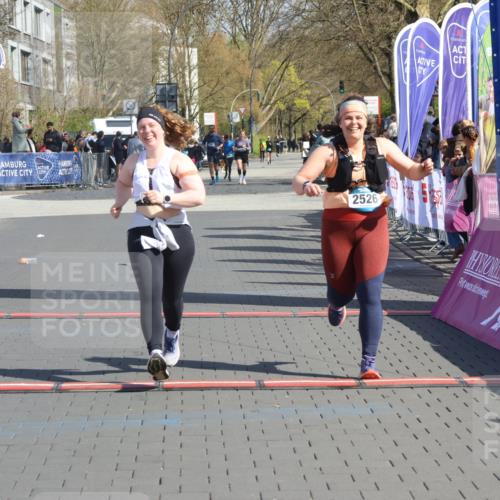 12.04.2026 - 45. Internationalen Wilhelmsburger Insellauf Strokosch-Dieckow http://msf.ph/oto/9464008 12.04.2026 11:14:06 Ziel 2527, 2526 meine-sportfotos.de