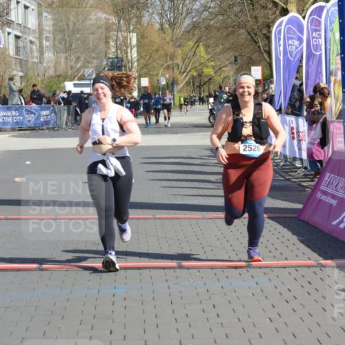 12.04.2026 - 45. Internationalen Wilhelmsburger Insellauf Strokosch-Dieckow http://msf.ph/oto/9464011 12.04.2026 11:14:06 Ziel 2527, 2526 meine-sportfotos.de