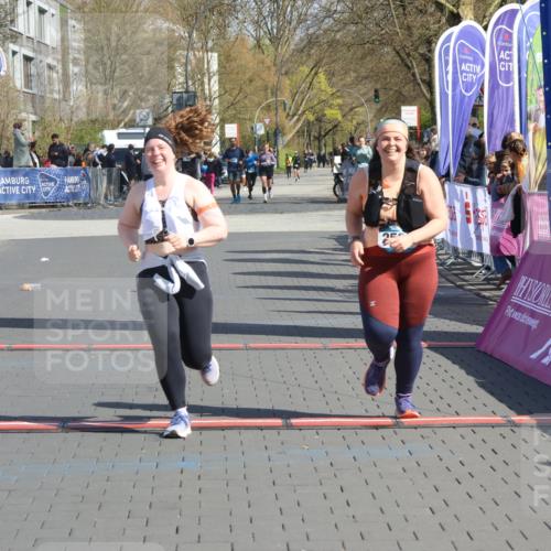 12.04.2026 - 45. Internationalen Wilhelmsburger Insellauf Strokosch-Dieckow http://msf.ph/oto/9464014 12.04.2026 11:14:06 Ziel 2527, 2526 meine-sportfotos.de