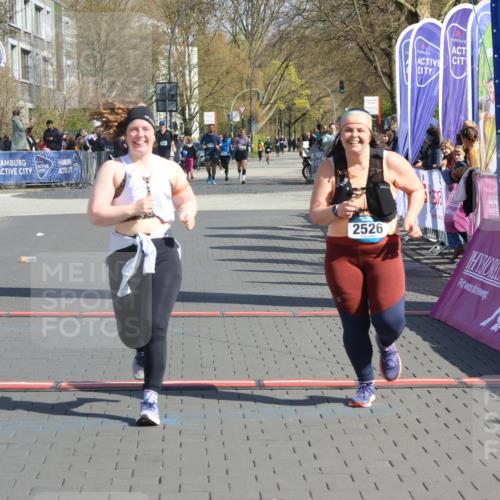 12.04.2026 - 45. Internationalen Wilhelmsburger Insellauf Strokosch-Dieckow http://msf.ph/oto/9464027 12.04.2026 11:14:07 Ziel 2527, 2526 meine-sportfotos.de