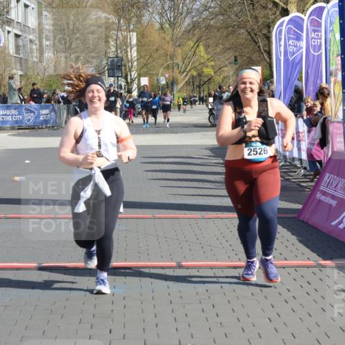 12.04.2026 - 45. Internationalen Wilhelmsburger Insellauf Strokosch-Dieckow http://msf.ph/oto/9464030 12.04.2026 11:14:07 Ziel 2527, 2526 meine-sportfotos.de