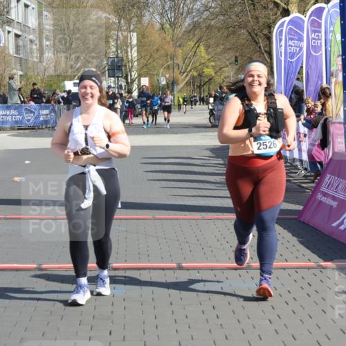12.04.2026 - 45. Internationalen Wilhelmsburger Insellauf Strokosch-Dieckow http://msf.ph/oto/9464036 12.04.2026 11:14:07 Ziel 2527, 2526 meine-sportfotos.de