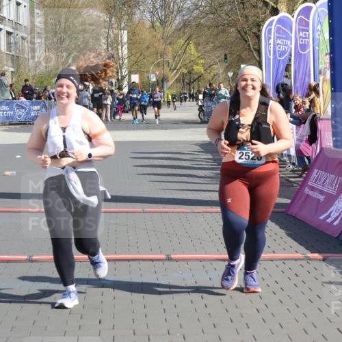 12.04.2026 - 45. Internationalen Wilhelmsburger Insellauf Strokosch-Dieckow http://msf.ph/oto/9464045 12.04.2026 11:14:07 Ziel 2527, 2526 meine-sportfotos.de
