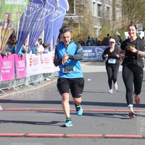 12.04.2026 - 45. Internationalen Wilhelmsburger Insellauf Strokosch-Dieckow http://msf.ph/oto/9464069 12.04.2026 10:54:53 Ziel 2569, 4389, 4390, 2701 meine-sportfotos.de