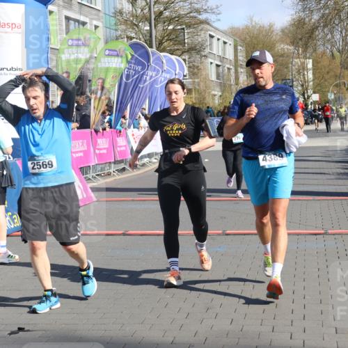 12.04.2026 - 45. Internationalen Wilhelmsburger Insellauf Strokosch-Dieckow http://msf.ph/oto/9464102 12.04.2026 10:54:55 Ziel 2569, 4389, 4390, 2701 meine-sportfotos.de