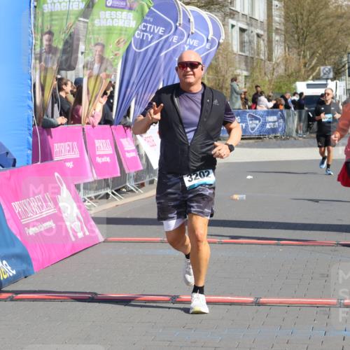 12.04.2026 - 45. Internationalen Wilhelmsburger Insellauf Strokosch-Dieckow http://msf.ph/oto/9464116 12.04.2026 11:14:36 Ziel 3202, 4548, 2404 meine-sportfotos.de