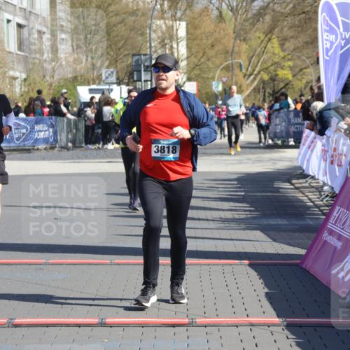 12.04.2026 - 45. Internationalen Wilhelmsburger Insellauf Strokosch-Dieckow http://msf.ph/oto/9464137 12.04.2026 10:55:11 Ziel 3818, 4711, 2088 meine-sportfotos.de