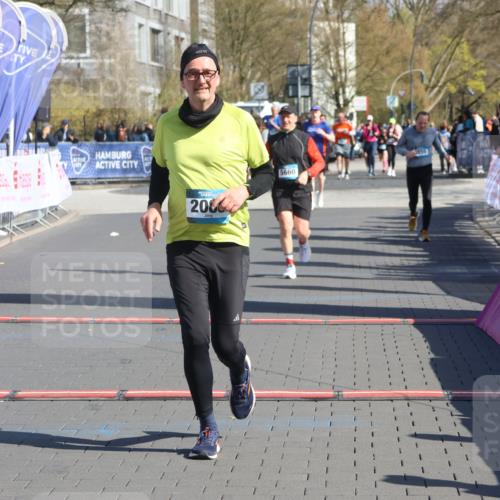 12.04.2026 - 45. Internationalen Wilhelmsburger Insellauf Strokosch-Dieckow http://msf.ph/oto/9464160 12.04.2026 10:55:17 Ziel 2088, 5660, 5317 meine-sportfotos.de