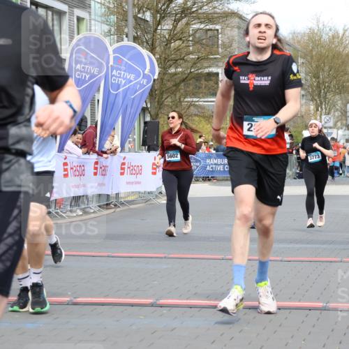 12.04.2026 - 45. Internationalen Wilhelmsburger Insellauf Strokosch-Dieckow http://msf.ph/oto/9464188 12.04.2026 13:15:08 Ziel 2430, 5813, 4747, 3773, 5602, 4960 meine-sportfotos.de