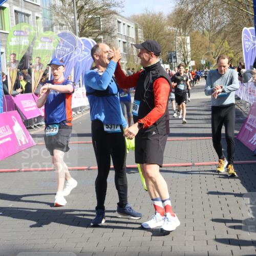 12.04.2026 - 45. Internationalen Wilhelmsburger Insellauf Strokosch-Dieckow http://msf.ph/oto/9464189 12.04.2026 10:55:26 Ziel 2821, 2855, 4585, 2324, 4636, 5006 meine-sportfotos.de