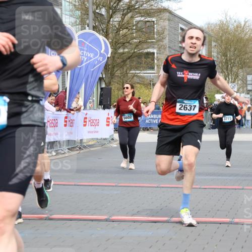 12.04.2026 - 45. Internationalen Wilhelmsburger Insellauf Strokosch-Dieckow http://msf.ph/oto/9464195 12.04.2026 13:15:08 Ziel 2430, 5813, 4747, 3773, 5602, 4960 meine-sportfotos.de