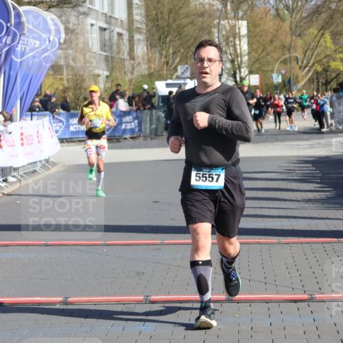12.04.2026 - 45. Internationalen Wilhelmsburger Insellauf Strokosch-Dieckow http://msf.ph/oto/9464315 12.04.2026 10:56:08 Ziel 3175, 4298, 5557, 2349 meine-sportfotos.de