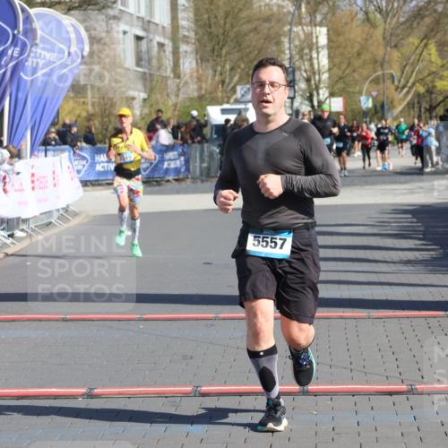 12.04.2026 - 45. Internationalen Wilhelmsburger Insellauf Strokosch-Dieckow http://msf.ph/oto/9464317 12.04.2026 10:56:08 Ziel 3175, 4298, 5557, 2349 meine-sportfotos.de