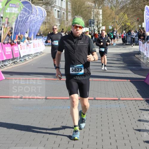12.04.2026 - 45. Internationalen Wilhelmsburger Insellauf Strokosch-Dieckow http://msf.ph/oto/9464375 12.04.2026 10:56:19 Ziel 3118, 5822, 3488, 2797, 2796 meine-sportfotos.de