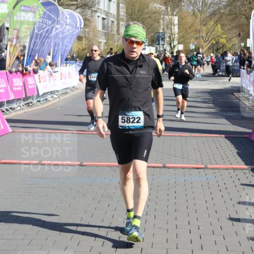 12.04.2026 - 45. Internationalen Wilhelmsburger Insellauf Strokosch-Dieckow http://msf.ph/oto/9464390 12.04.2026 10:56:20 Ziel 5822, 3488, 2797, 2796, 2921 meine-sportfotos.de