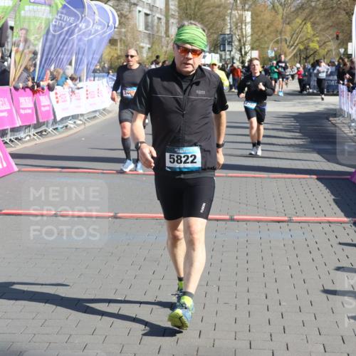 12.04.2026 - 45. Internationalen Wilhelmsburger Insellauf Strokosch-Dieckow http://msf.ph/oto/9464393 12.04.2026 10:56:20 Ziel 5822, 3488, 2797, 2796, 2921 meine-sportfotos.de