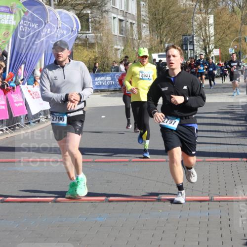 12.04.2026 - 45. Internationalen Wilhelmsburger Insellauf Strokosch-Dieckow http://msf.ph/oto/9464418 12.04.2026 10:56:23 Ziel 3488, 2797, 2796, 2921, 2808 meine-sportfotos.de