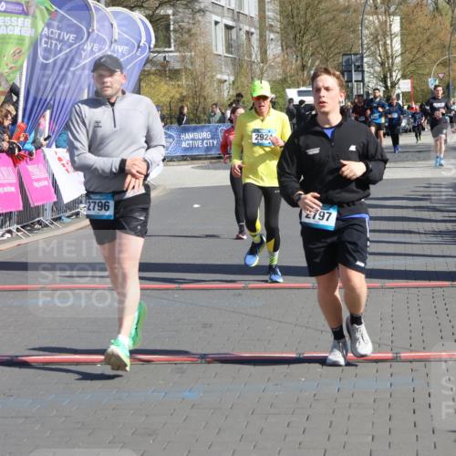12.04.2026 - 45. Internationalen Wilhelmsburger Insellauf Strokosch-Dieckow http://msf.ph/oto/9464426 12.04.2026 10:56:23 Ziel 3488, 2797, 2796, 2921, 2808 meine-sportfotos.de
