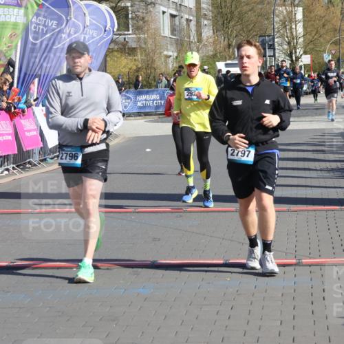 12.04.2026 - 45. Internationalen Wilhelmsburger Insellauf Strokosch-Dieckow http://msf.ph/oto/9464433 12.04.2026 10:56:23 Ziel 3488, 2797, 2796, 2921, 2808 meine-sportfotos.de